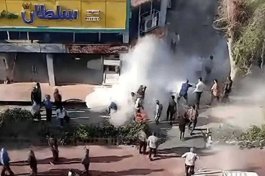 صحنه ای از ویدیو منتشر شده در شبکه های اجتماعی از لحظه خودسوزی