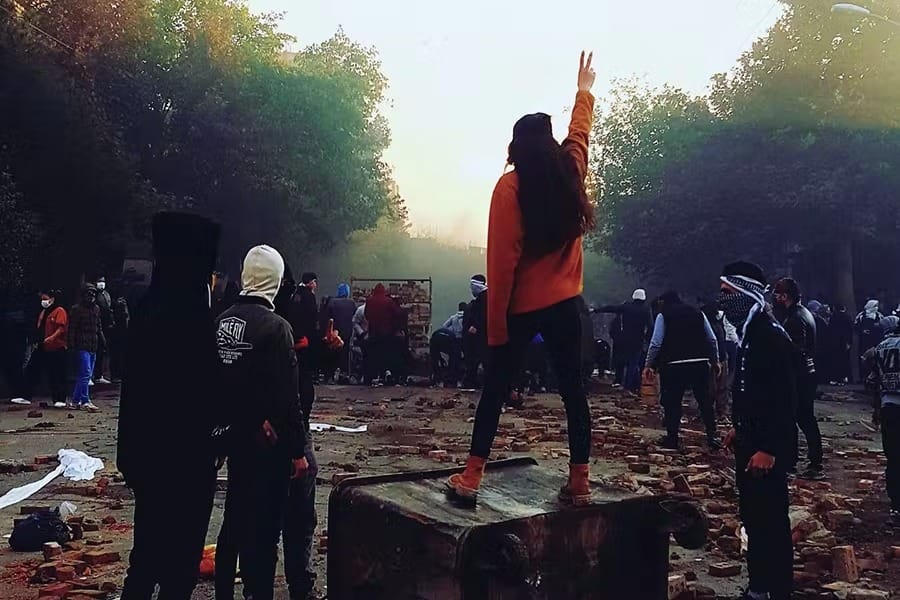 از جمله تصاویر نمادین مبارزه قهرمانانه جوانان در دوران قیام ژینا