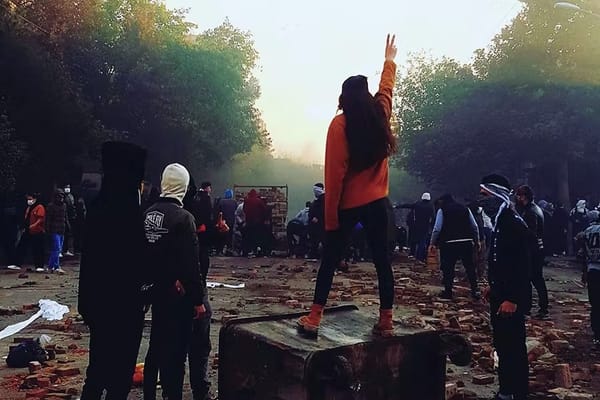 از جمله تصاویر نمادین مبارزه قهرمانانه جوانان در دوران قیام ژینا